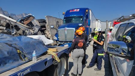 Elementos de Auxilio Vial y de Fuerza Civil se quedaron a cargo en el sitio.