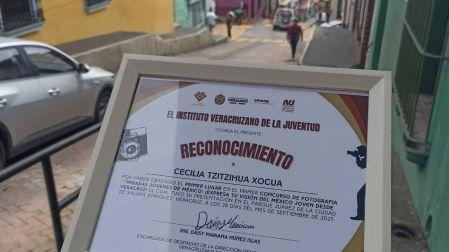 Reconocimiento que recibió Cecilia Tzitzihua, una joven fotógrafa indígena que ganó un concurso en Veracruz, pero nunca recibió el premio.
