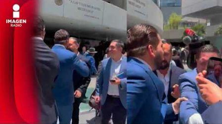 Diputados del PRI y Morena protagonizan un enfrentamiento en el Senado de la República. Luis Enrique, colaborador de la emisión, reporta los hechos en entrevista con Esteban Arce.

El periodista describe cómo acusaciones verbales derivaron en jaloneos y empujones dentro del Patio del Federalismo. Asimismo, destaca la postura asumida por los legisladores implicados y el impacto de este conflicto en la dinámica del trabajo legislativo.




00:00 - Enfrentamiento físico en Patio del Federalismo

00:31 - Acusaciones sobre narcotráfico entre legisladores

01:10 - Intervención del personal de seguridad

02:15 - Impacto político del altercado legislativo



COMENTA ESTE VIDEO Y COMPARTELO CON TUS AMIGOS
No olvides dejarnos tus comentarios y visitarnos en
Sitio: http://www.imagenradio.com.mx
Facebook: https://www.facebook.com/ImagenRadio/?locale=es_LA
Twitter: https://x.com/Imagen_Mx
Suscríbete a nuestro canal:
https://www.youtube.com/channel/UCB0BUmdBOrH9mYU2ebs1eWA
#imagenradio #noticiasenvivo




#SenadoDeLaRepublica

#ArturoAvila

#CarlosGutierrez

#PoliticaMexicana

#ImagenRadio