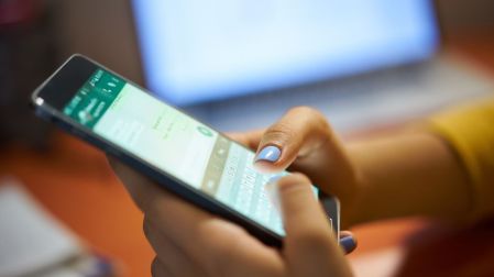 Los dispositivos vinculados pueden revisarse desde WhatsApp.