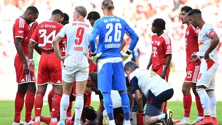 Jamal Musiala recibió atención médica en la cancha del Allianz Arena