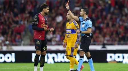 Juan Sánchez Purata se fue expulsado al minuto 69