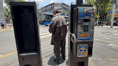 Cabinas y casetas de teléfonos públicos retiradas del servicio continúan en la vía pública.