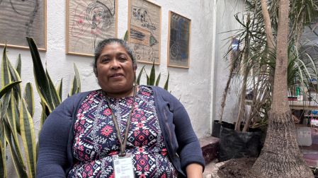 Emilia fue obligada a casarse a los 13 años con un hombre que le doblaba la edad. Su vida en la calle inició cuando él intentó asesinarla y metió en su casa a otra mujer.