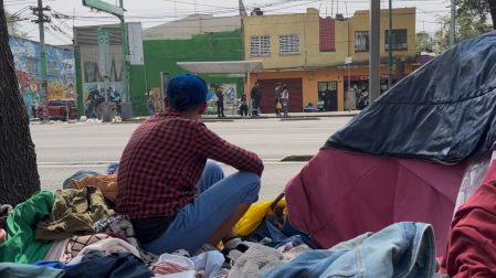 Jisashi era un ejecutivo bancario. Ahora vive en una tienda de campaña sobre Eje Central, entre los montones de ropa y objetos que vende para sobrevivir.