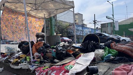 Jisashi quiere rematar su mercancía para juntar dinero y poder rentar una vivienda, pero es difícil acceder a una casa porque no tiene ingresos fijos.