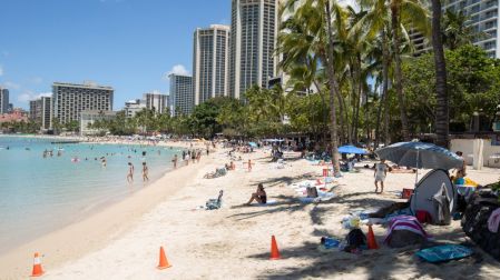 Se observa a personas en la playa de Waikiki, en Honolulu (Hawái)