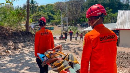 Equipos de rescate evacuando a un habitante en camilla en la isla de Flores