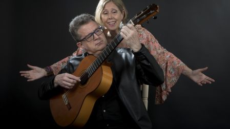 El poeta, ensayista, músico y traductor José María Micó también desarrolla la música y las canciones del dúo Marta y Micó, que formó con la cantante Marta Boldú y con quien ha grabado discos como Memoria del aire y En una palabra.