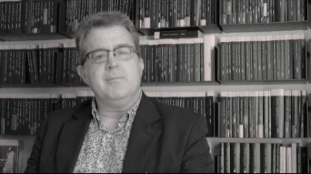 Esta nueva traducción de José María Micó, melódica e inspirada, invita al lector de habla hispana a adentrarse en el singular universo dantesco y acompañar al poeta en su viaje por los tres reinos ultramundanos.
http://www.acantilado.es/catalogo/com...
Hay obras maestras, como el Quijote, que los autores empiezan sin plan preciso ni determinado: van haciendo de la necesidad virtud, rizando el rizo de la invención. Pero la Comedia pertenece a otra categoría: es el resultado de la deliberación y la perseverancia de Dante. Exiliado de Florencia y condenado a la hoguera, fue incluso contumaz, pues insistió en el imperdonable «error» de crear algo profundamente nuevo y personal. Dramática y tenebrosa en el Infierno, pictórica y melancólica en el Purgatorio y luminosa y musical en el Paraíso, la Comedia es a la Edad Moderna lo que la Odisea a la Antigüedad.