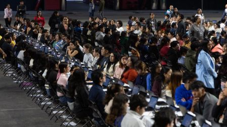 Para esta jornada, la Universidad desplegó a más de 300 trabajadores, además de personal de supervisión, servicios médicos, apoyo técnico, notarios y auditores.