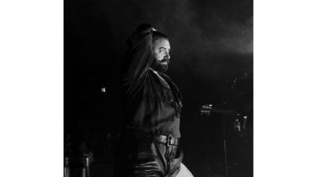 Sam Smith ha convertido su imagen y su música en espacios para explorar la identidad, la libertad y la expresión personal.
