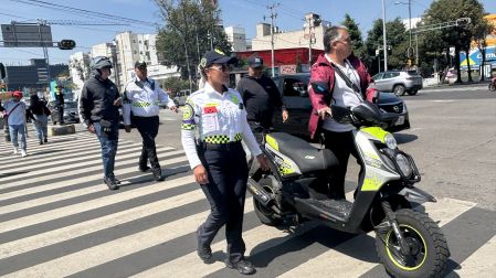 Los activistas fueron apoyados por elementos de la Secretaría de Seguridad Ciudadana quienes infraccionaron a los conductores que evidentemente violaron el RT.