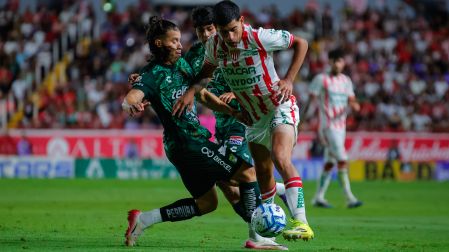 Bryan Colula le roba la pelota a Javier Ruiz en partido disputado este lunes por la noche en el estadio Victoria.