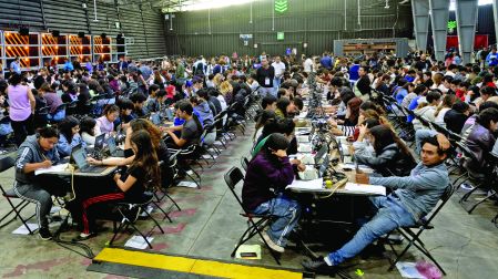 Decenas de estudiantes acudieron a la aplicación del examen de control de la UNAM en el Palacio de los Deportes.