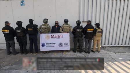 Elementos de la Semar y fuerzas federales durante el operativo simultáneo en el Edomex, donde detuvieron a cuatro funcionarios de la FGJEM y aseguraron armas y equipos de cómputo.