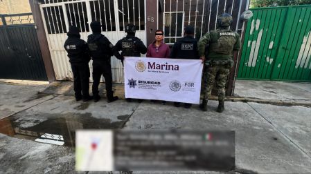 Elementos de la Semar y fuerzas federales durante el operativo simultáneo en el Edomex, donde detuvieron a cuatro funcionarios de la FGJEM y aseguraron armas y equipos de cómputo.