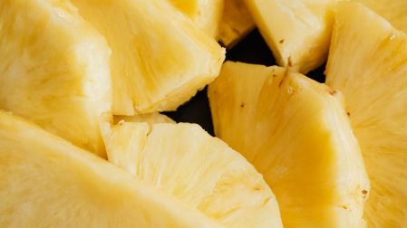 ¿Por qué la piña escalda la lengua?