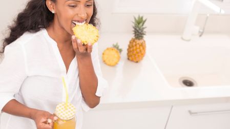 ¿Por qué la piña escalda la lengua?