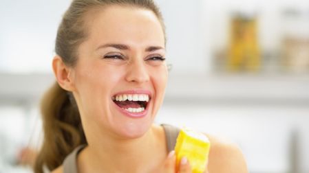 ¿Por qué la piña escalda la lengua?