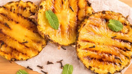 ¿Por qué la piña escalda la lengua?