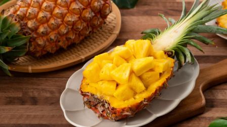 ¿Por qué la piña escalda la lengua?