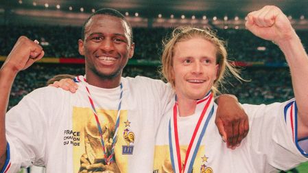 Patrick Vieira levantando la Copa del Mundo con Francia en el Mundial de 1998