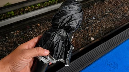 Decenas de paraguas han caído a las vías del Metro