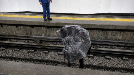 Decenas de paraguas han caído a las vías del Metro