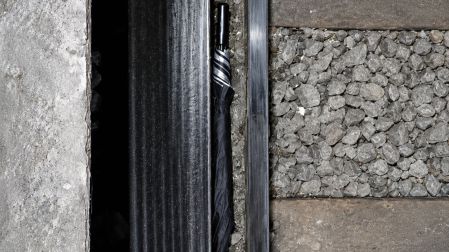 Decenas de paraguas han caído a las vías del Metro