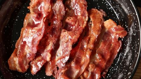 Jugosas pechugas de pollo envueltas en tocino para cambiar las comidas de siempre