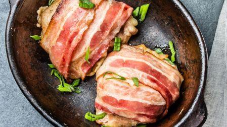 Jugosas pechugas de pollo envueltas en tocino para cambiar las comidas de siempre