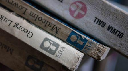 CIUDAD DE MÉXICO, 18AGOSTO2026.- Ediciones Era cumplió 66 años el pasado 5 de agosto y anunció una reducción al mínimo de sus operaciones, luego de que circularan avisos sobre un posible cierre. En un comunicado, la editorial aclaró que su catálogo y sus libros permanecen y explicó que los cambios en el ecosistema del libro, particularmente tras la pandemia, hicieron inviable el equilibrio que sostenía su modelo de trabajo. En los próximos meses realizará ventas de su fondo en librerías, ferias y otros espacios del país, incluida la Feria del Libro del Zócalo. FOTO: CAMILA AYALA BENABIB/CUARTOSCURO.COM