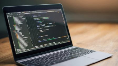 Las laptops ofrecen ventajas para tareas escolares y programas especializados.