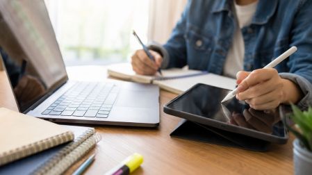 Tablet y laptop ofrecen distintas ventajas para estudiantes.