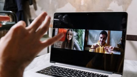 Zoom facilita las reuniones y videollamadas durante el trabajo remoto.