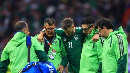 Santiago Giménez terminó la Copa del Mundo con lesión.