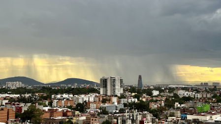 Tormenta eléctrica deja encharcamientos, ríos de agua y caos vial en la CDMX