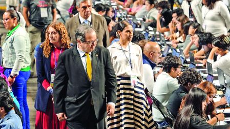 El rector de la UNAM, Leonardo Lomelí Vanegas, realizó ayer un recorrido de supervisión en el Palacio de los Deportes, en el último día de aplicación del examen de control para ingreso a licenciatura.