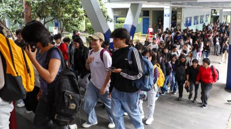 Alumnos y persona de la Preparatoria 8 de la UNAM