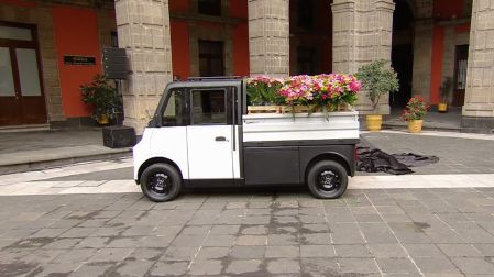 La presentación del nuevo modelo Olinia tuvo como escenario el Patio Central de Palacio Nacional.