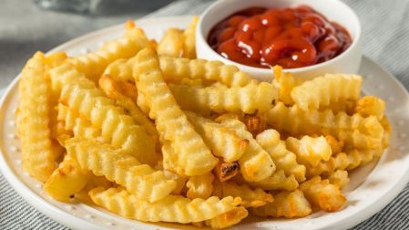 ¿Cómo hacer papas a la francesa crujientes en freidora de aire?