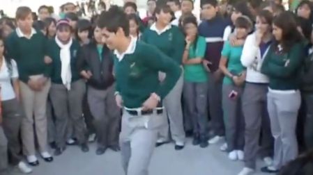 Poncho de Nigris reaccionó a la nueva moda viral entre jóvenes.