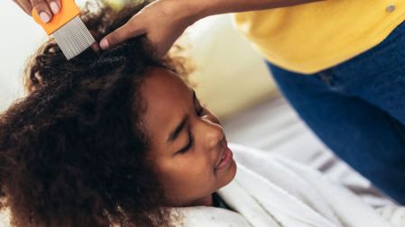 ¿Por qué los piojos aparecen una y otra vez aunque laves el cabello todos los días?