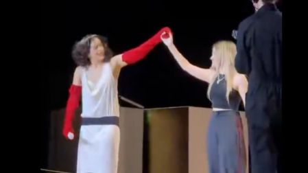 Rosalía recibió a Samy Rivers en el escenario de la Arena Monterrey.