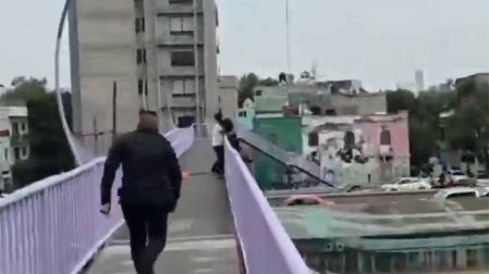 Policías lo salvan