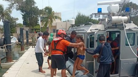 frente a Yucatán Semar rescata a 16 cubanos
