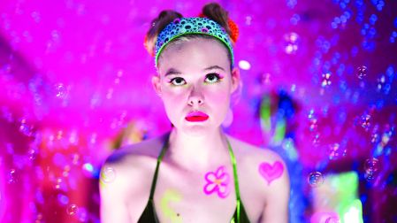 Elle Fanning en Margo tiene problemas de dinero