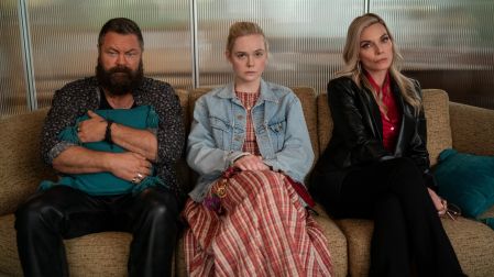 Nick Offerman, Elle Fanning y Michelle Pfeiffer en Margo tiene problemas de dinero.
