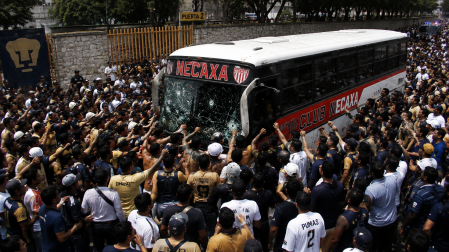 Ataque de la afición de Pumas